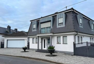 Ruheoase in Bollendorf – modernes Wohnen mit einzigartigem Blick auf die Sauer