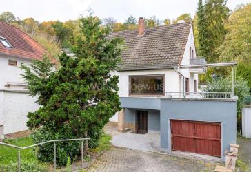 Einfamilienhaus in Rheinnähe - Terrasse, Balkon und 2 Garagen