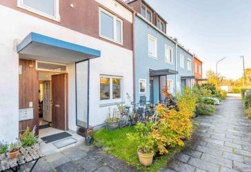 Reihenmittelhaus mit 5,5 Zimmern, Wintergarten, Dachausbau und Garage