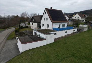 EEK A, helles 4,5 Zi. Einfamilienhaus, großem Garten plus 130 m² Gewerbefläche mit flexibler Nutzung