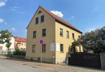 Kleines Mehrfamilienhaus plus Baugrundstück in Weinböhla!