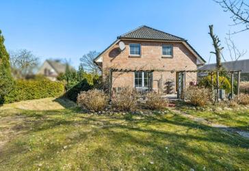 Charmante Doppelhaushälfte mit Einliegerwohnung und großem Garten in beliebter Lage von Quickborn