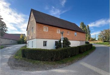 Teilsaniertes Einfamilienhaus mit Charme auf keinem Grundstück