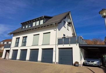 Lichtdurchflutet, hoher Komfort - neuwertige Doppelhaushälfte mit 3 Garagen und 1 Carport in Bad Berleburg-Raumland