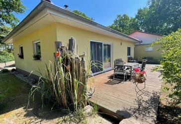 Ein Traum im Bungalowstil mit zusätzlichem separatem Gästehaus eingebettet zwischen dem Bodden und dem Wald