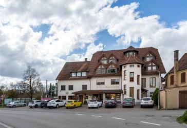 Wohn- und Geschäftshaus mit Gastronomie und Bäckerei, Hirschlatter Str. 3, 88074 Meckenbeuren-Kehlen