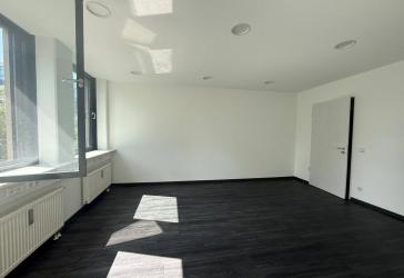 All-in-Büro 5: Helles, modernes Büro mit Meetingraum, Glasfaser & Parken