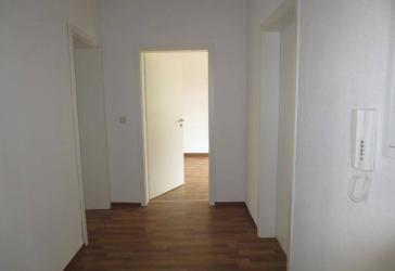 Objekt-Nr.: 3124 - vermietete 2-Zimmer-Eigentumswohnung im EG mit Wanne und Balkon in Lengenfeld