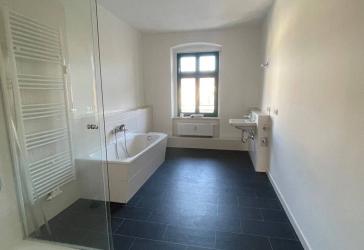Geräumige 2 RWE mit großen Bad & Balkon in ruhiger Nebenstraße