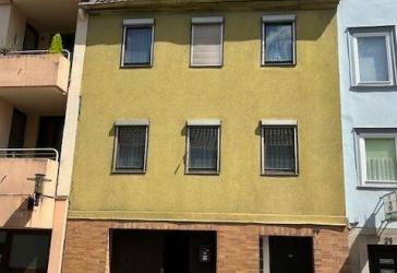 Kleines historisches Mehrfamilienhaus im Zentrum Coburgs - Dachterrasse, Gewölbekeller, und Garage!