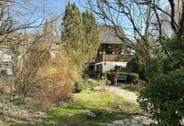 Jetzt Zuschlagen! Einfamilienhaus mit zusätzlichen Baugrundstück mit Halle in Overath zu verkaufen!