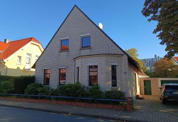 Einfamilienhaus mit Entwicklungspotenzial in zentraler Lage von Zetel