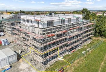 Im Erstbezug - KfW 55-Standard: Helle 3-Zimmer-Wohnung mit großem Gartenanteil und 2 Stellplätzen