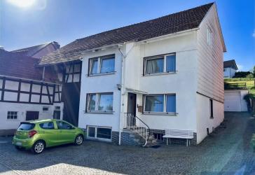 Wohnhaus mit Nebengebäude und Garage in Herfa