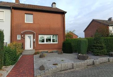 Reihenendhaus mit Garten und zwei Garagen