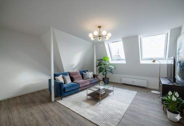 Weitläufige Dachgeschoss-Wohnung: 8 Zimmer ++ 4 Bäder ++ Perfekt für Co-Living ++ Friedenau