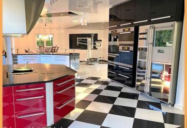 Stilvolles 241 qm Einfamilienhaus mit Luxusausstattung und großer 100 qm Garage für Autoenthusiasten