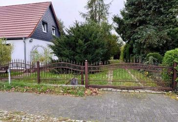 Doppelhaushälfte in begehrter Lage mit großem Garten