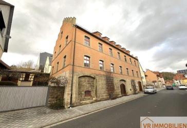 Vielseitiges Immobilienhighlight: Ehemaliges Bankgebäude mit Gewerbeeinheit und Wohnungen in 97618 Hollstadt