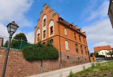 Ehemalige katholische Schule mit vielseitigem Nutzungspotenzial