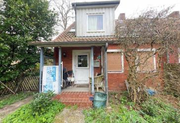 Stade-Hahle: renovierungsbedürftiges Reihenendhaus mit großem Gundstücksanteil