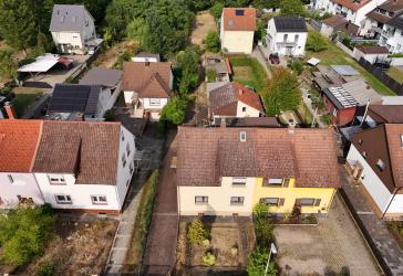 Individuelles Zuhause mit Charme - DHH inklusive Garten und Garage mit Sanierungspotential und möglichem, zusätzlichem Baugrundstück !