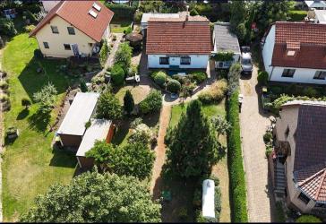 Attraktive Wohn-Lage! Baugrundstück mit kleinem Bungalow: Option für 1-2 Neubauten