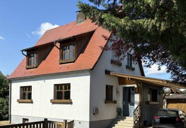 Heimeliges Wohnhaus mit Carport, Stellplatz und Garten