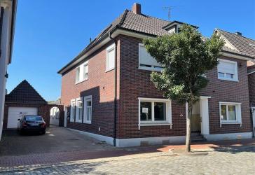 Attraktive und komplett modernisierte Dachgeschoss-Wohnung in zentraler Lage -- optimal für 1-2 Personen geeignet!