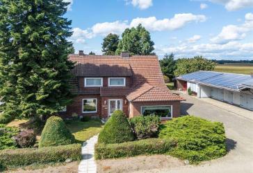 RESERVIERT: Ehemaliges Baugeschäft mit über 300 m2 Wohnfläche -- 2 Wohnungen und 3 Lagerhallen auf 4.400 m2 Grundstück!