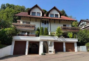 Solide Kapitalanlage - 4 Familienhaus mit Garagen
