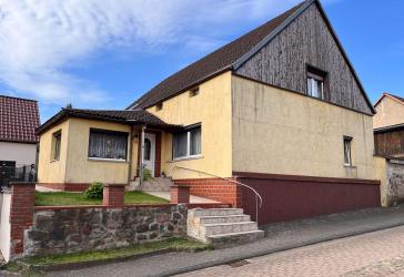 Einfamilienhaus mit Nebengelassen und großem Grundstück in Linow