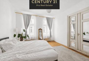 3-Zimmer-Altbauwohnung am Hackeschen Markt mit hohen Decken & französischem Balkon