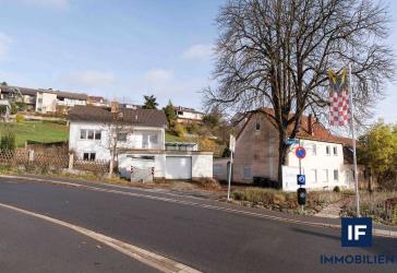Haus mit viel Platz, Garagen und vor allem Potential