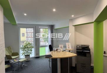 offen gestaltetes Büro mit Blick in die Natur
