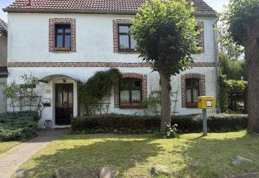 Historisches Feldsteinhaus in Mitten der Seenlandschaft
