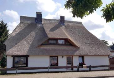 Im Zentrum, mit Ferienwohnung, Gartenhaus und PKW-Stellplätzen