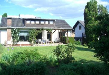 8-Zi.-Wohnhaus mit schönem Garten (1.400 qm) in Marburg-Schröck, courtagefrei