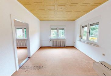 Charme der 30er mit Entwicklungschance: Gepflegtes Stadthaus im Grünen