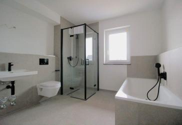 Große 3-Zimmerwohnung mit Gäste-WC und Tageslichtbad (Wanne+Dusche)