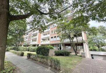 Krefeld-Bismarckviertel: Vierzimmerwohnung mit zwei Loggien und zwei Tiefgaragenstellplätzen