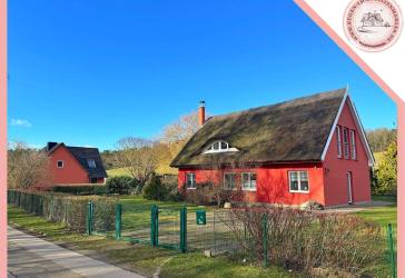 Charmantes Reetdachhaus in naturnaher Lage nahe dem Großen Jasmunder Bodden