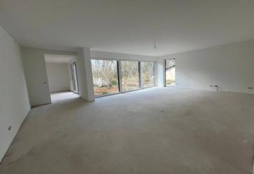 *Villa mit Einliegerwohnung und Schwimmbad*