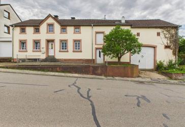 Sanierungsbedürftiges Einfamilienhaus mit Scheune.