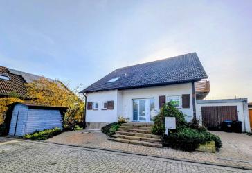 Modernisiertes Einfamilienhaus mit Galerie, Südterrasse, PV-Anlage und Doppelgarage