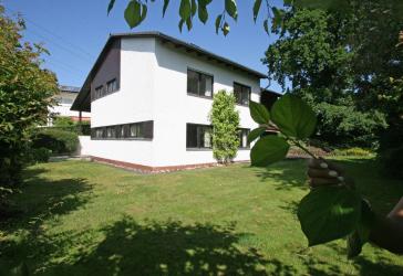 Charmantes, architektonisches Einfamilienhaus mit idyllischem Garten in ruhiger Lage
