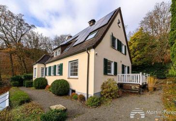 Repräsentatives Einfamilienhaus - Keller - Garage - Terrassen - Garten -