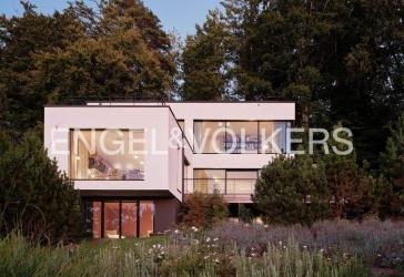 Villa mit phänomenalem Seeblick aus allen Etagen und Dachterrasse