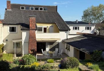 Charmantes großes Einfamilienhaus + Nebengebäude mit Garage und herrlichem, nicht einsehbarem Garten bietet viel Raum und Möglichkeiten