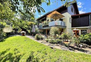 Freistehend und modernisiert in idyllischer Lage mit traumhaftem Garten - Spaziergang vor der Tür